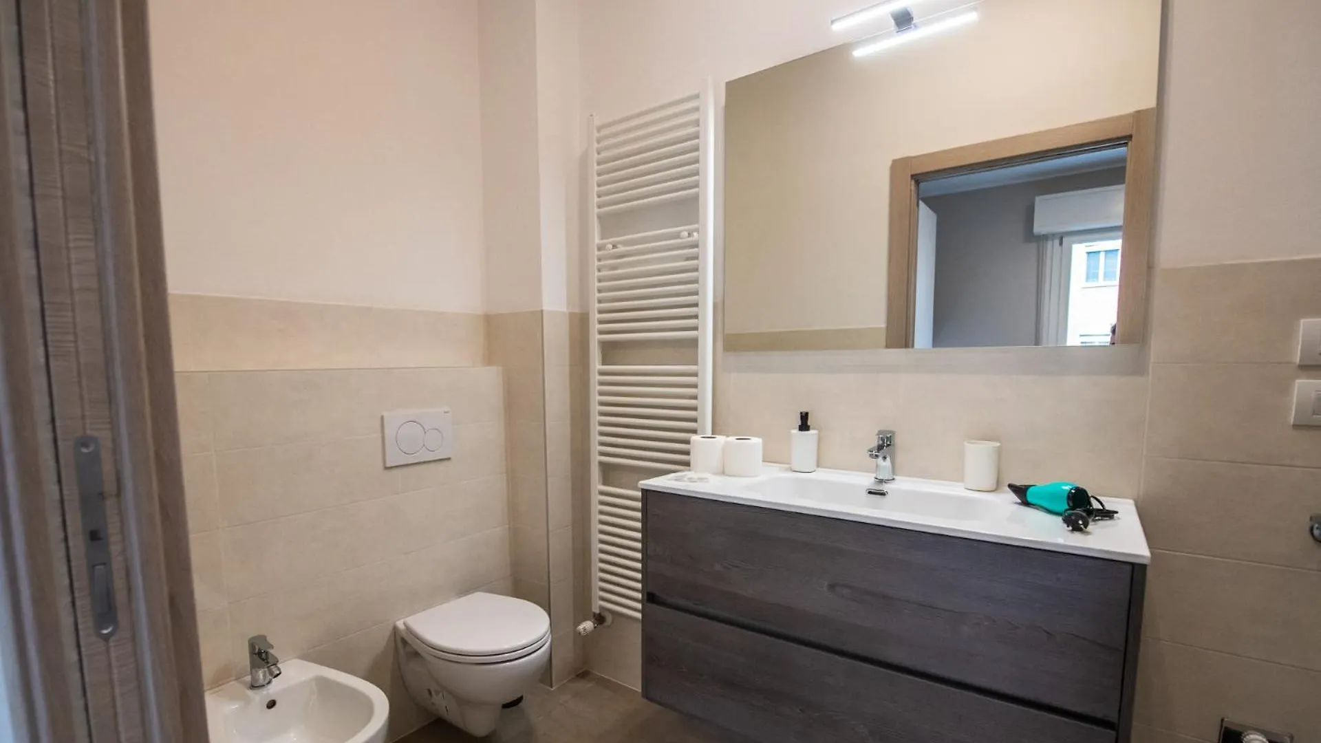 Konukevi B&B Con Parcheggio Gratuito E Bagno Privato L 350 M Da Ospedale Maggiore İtalya