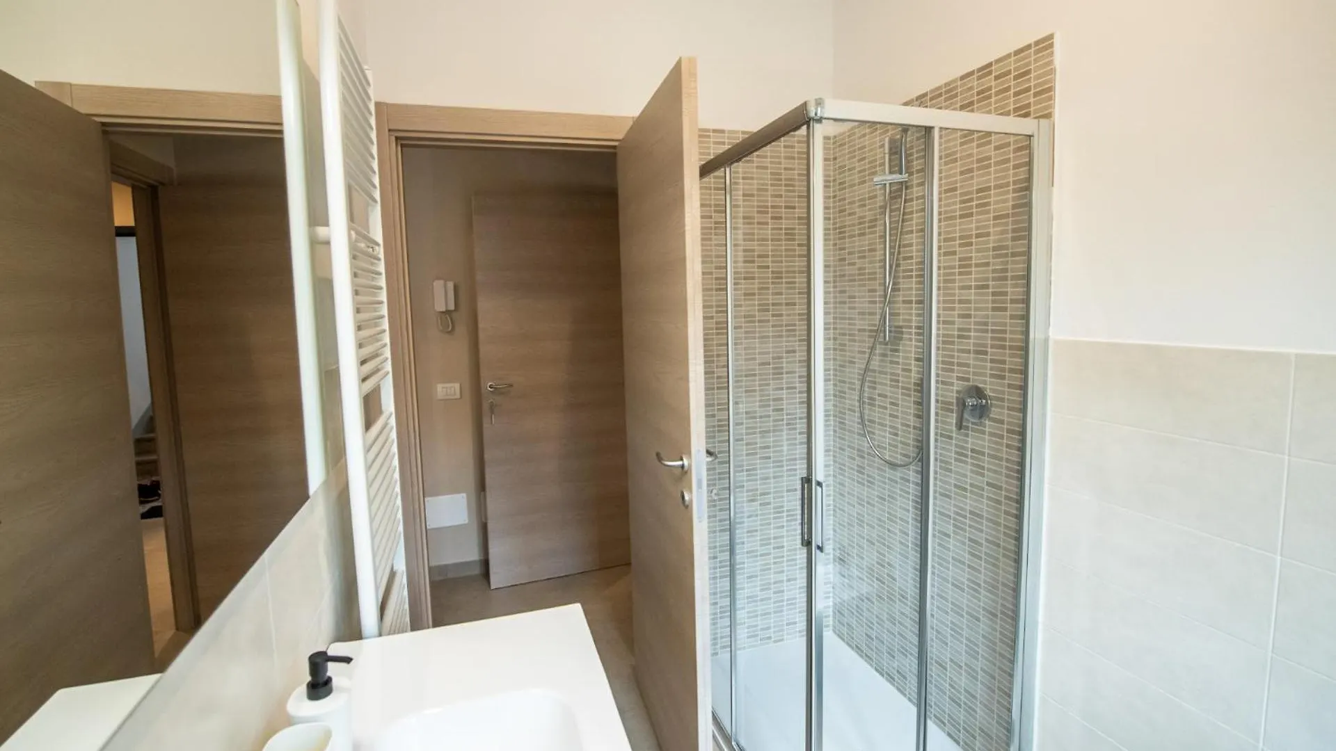 Konukevi B&B Con Parcheggio Gratuito E Bagno Privato L 350 M Da Ospedale Maggiore İtalya