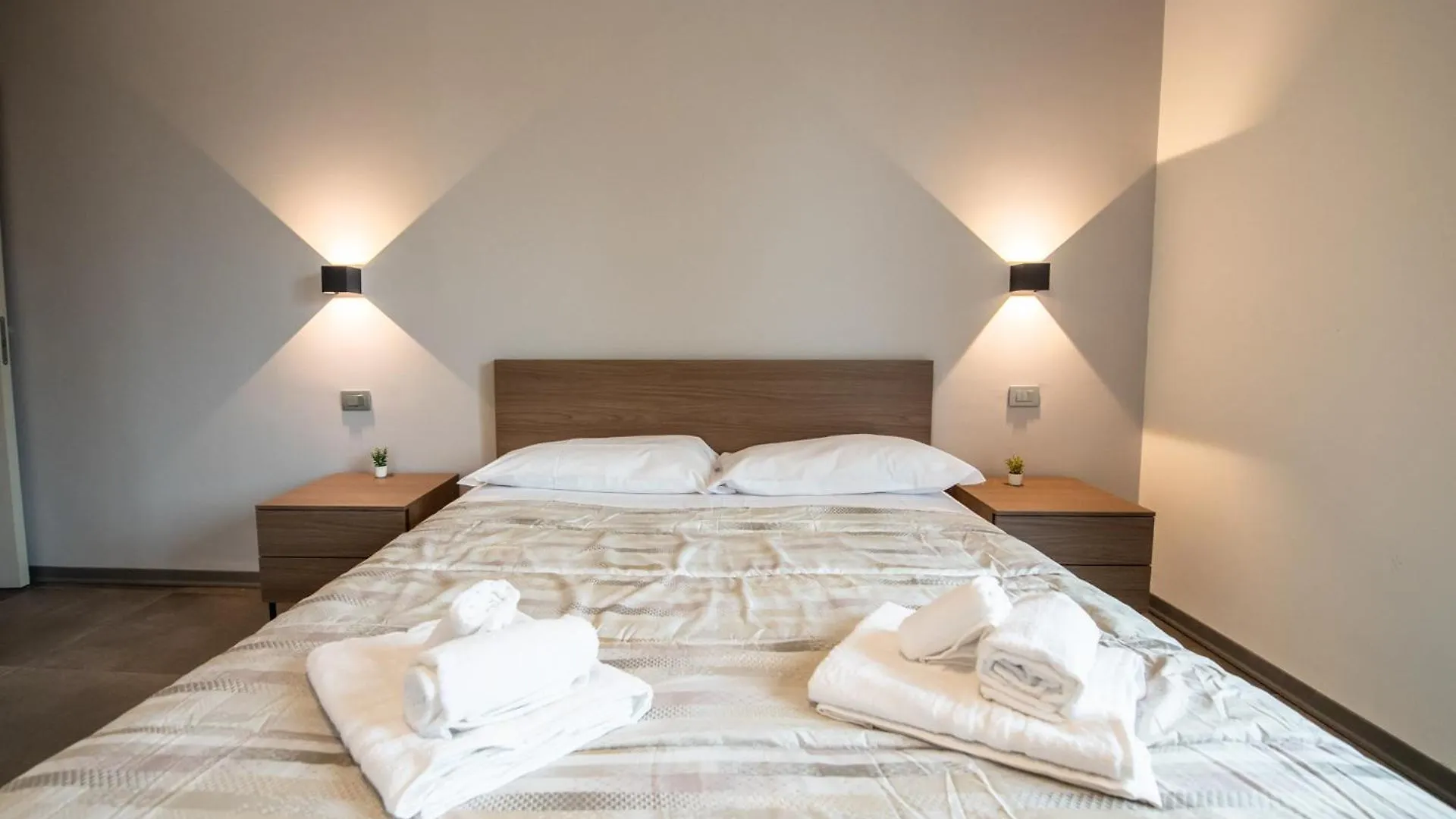 Guest house 350 M Da Ospedale Maggiore L Parcheggio Prive L Rooms Parma Italy